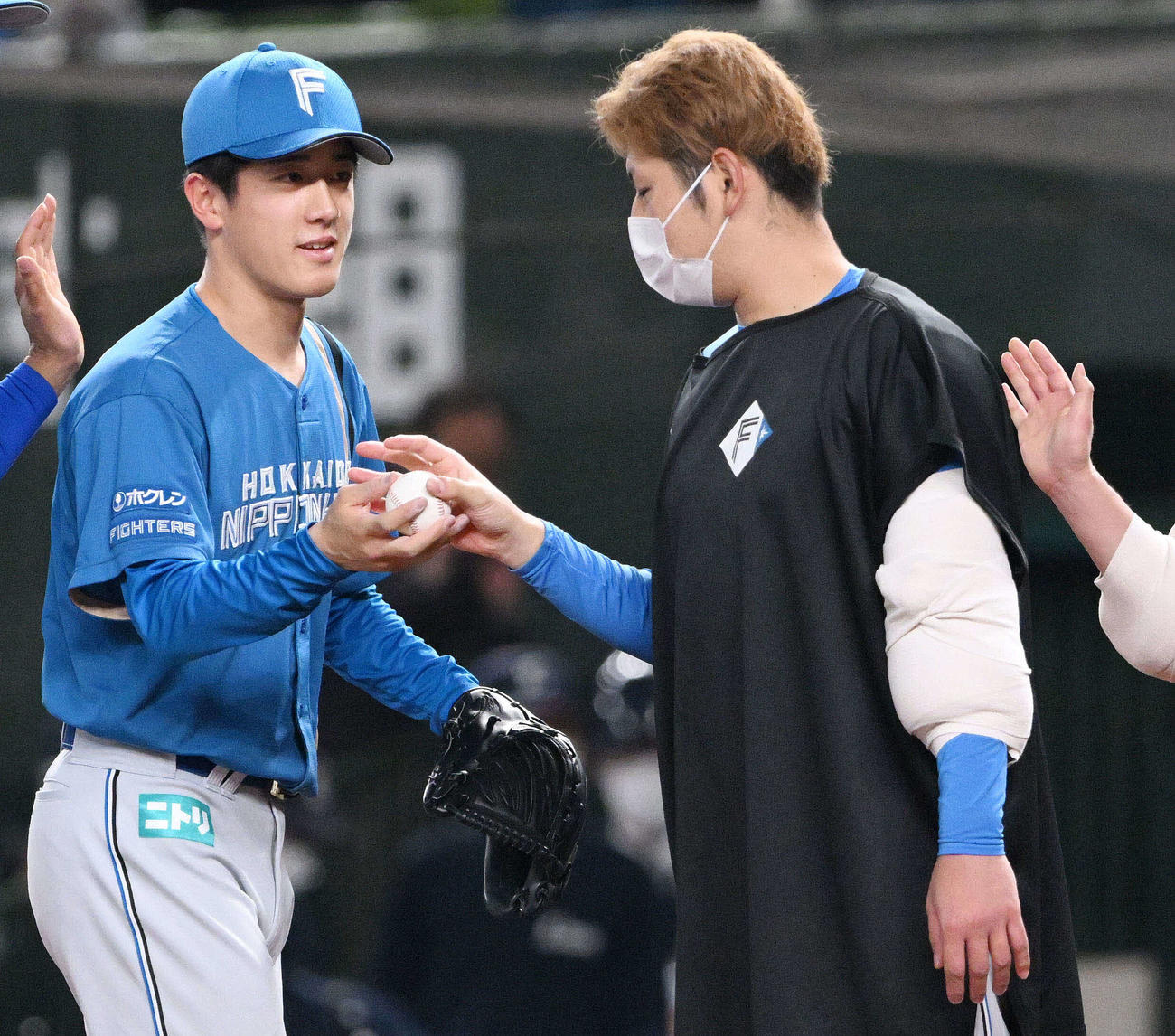 西武対日本ハム　試合後、勝利投手の日本ハム加藤（右）は北山から勝利球を受け取る（撮影・滝沢徹郎）
