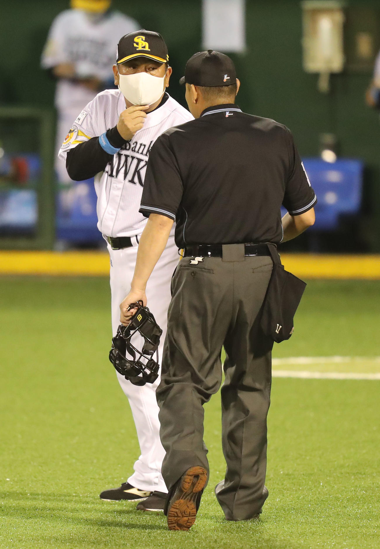ソフトバンク対ロッテ　　6回表ロッテ2死二塁、投手の交代を告げる藤本監督（撮影・屋方直哉）