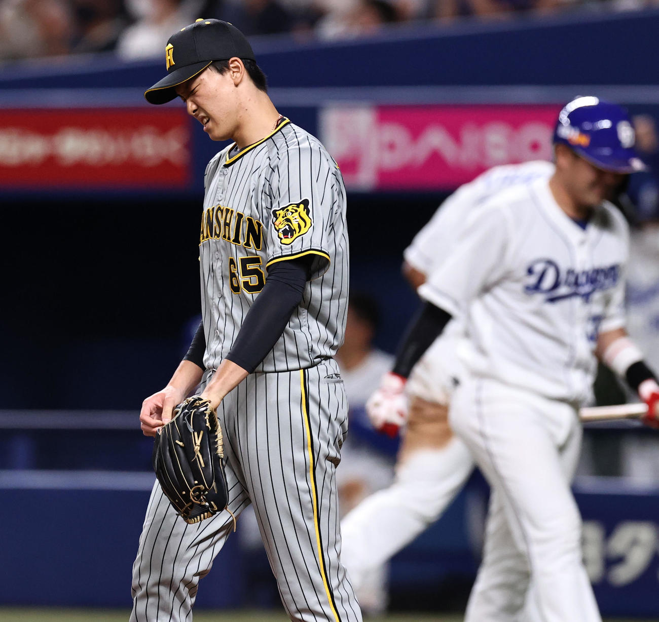 中日対阪神　8回裏中日1死二塁、湯浅は阿部に中前同点適時打を浴び、悔しげな表情を見せる（撮影・加藤哉）