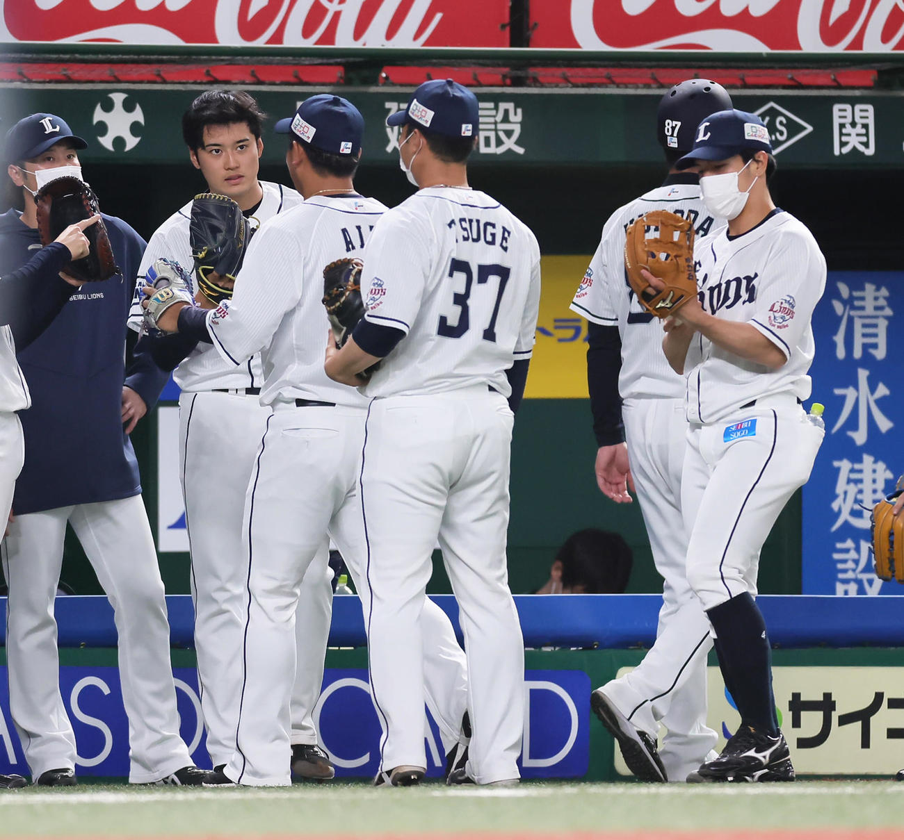 西武対日本ハム　5回2失点でマウンドを降りた西武佐藤（左から2人目）（撮影・足立雅史）
