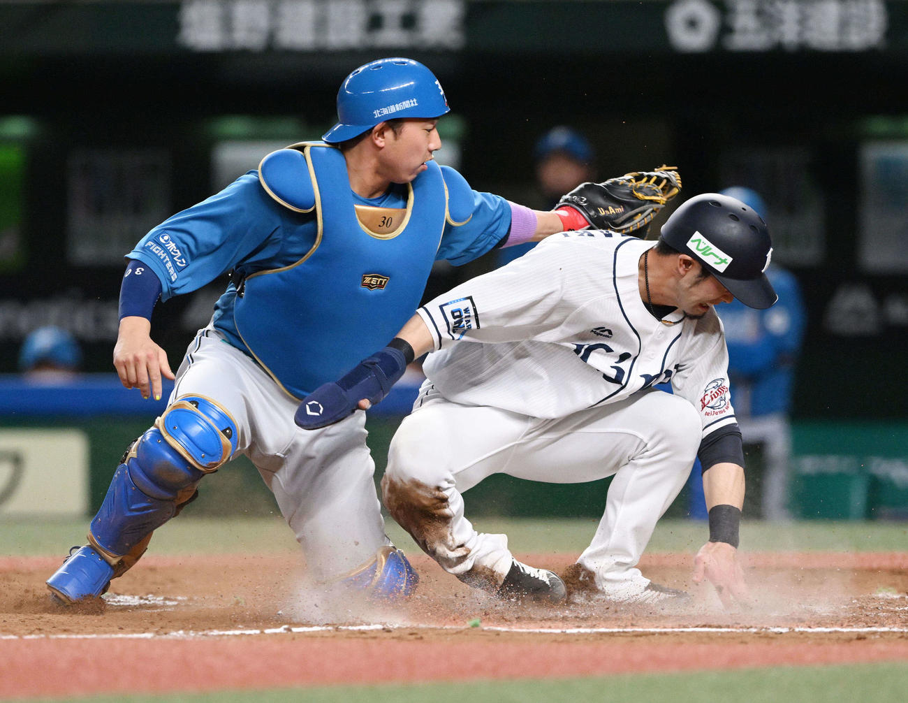 西武対日本ハム　7回裏西武1死一、三塁、三走外崎は山田の三ゴロから生還を狙うがリプレー検証の結果アウトとなる。捕手宇佐見（撮影・滝沢徹郎）