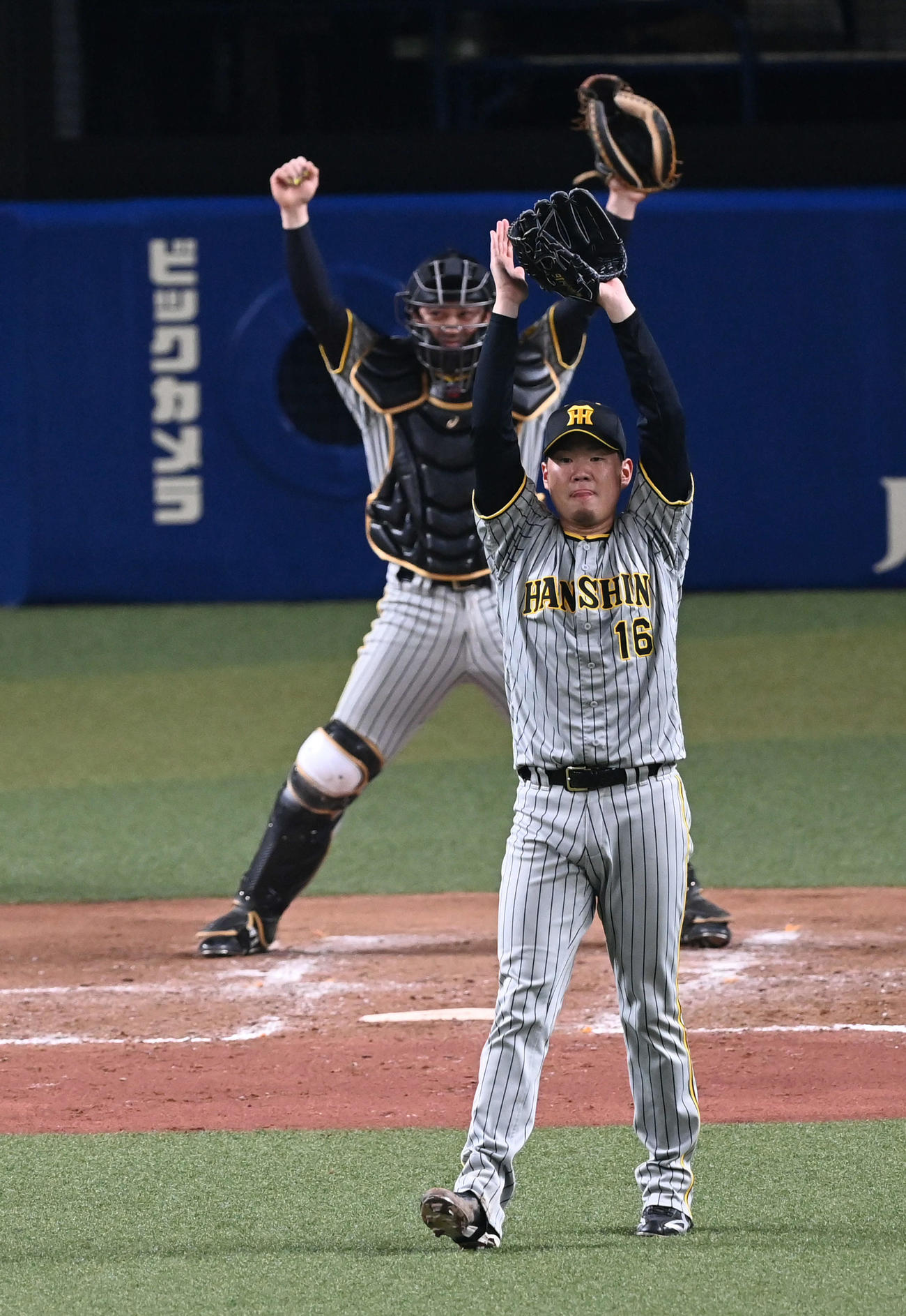 中日対阪神　3回裏中日2死一、二塁、ビシエドの中飛を近本が好捕し、喜ぶ西勇（手前）（撮影・前岡正明）