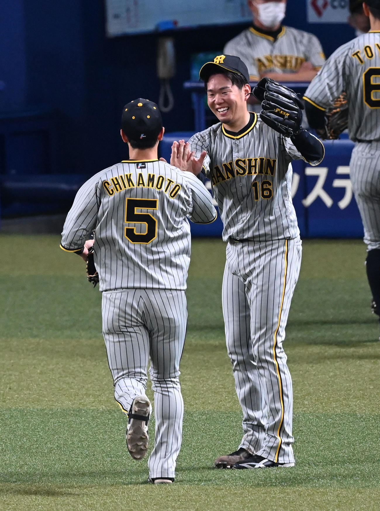 中日対阪神　3回裏中日2死一、二塁、ビシエドの中飛を好捕した近本（左）を笑顔で迎える西勇（撮影・前岡正明）