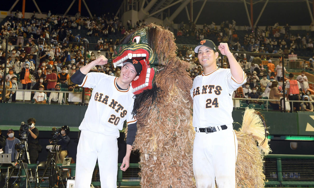 巨人対DeNA　沖宮の獅子舞が2勝目を挙げた巨人戸郷（左）を祝福。右は捕手の大城（撮影・たえ見朱実）