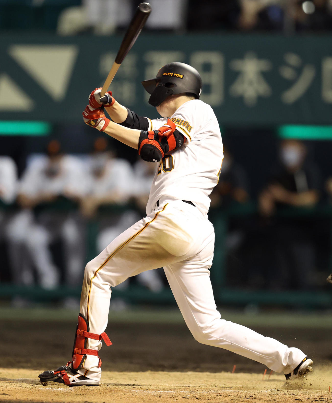 巨人対DeNA 3回裏巨人2死二、三塁、2点適時打を放つ巨人戸郷（撮影・狩俣裕三）