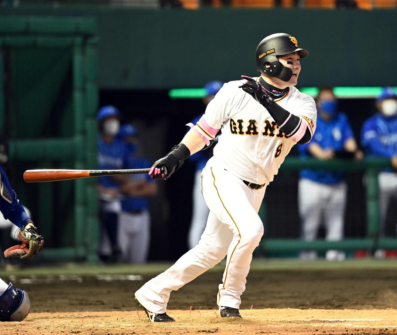 巨人対DeNA 3回裏巨人1死一塁、右越えに2点本塁打を放つ丸（撮影・たえ見朱実）