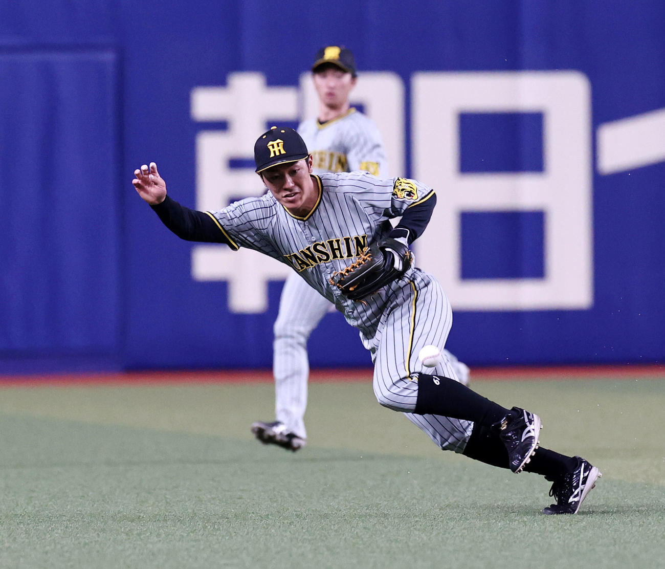 中日対阪神　3回裏中日1死、豊田は大島の打球を捕球する（撮影・加藤哉）