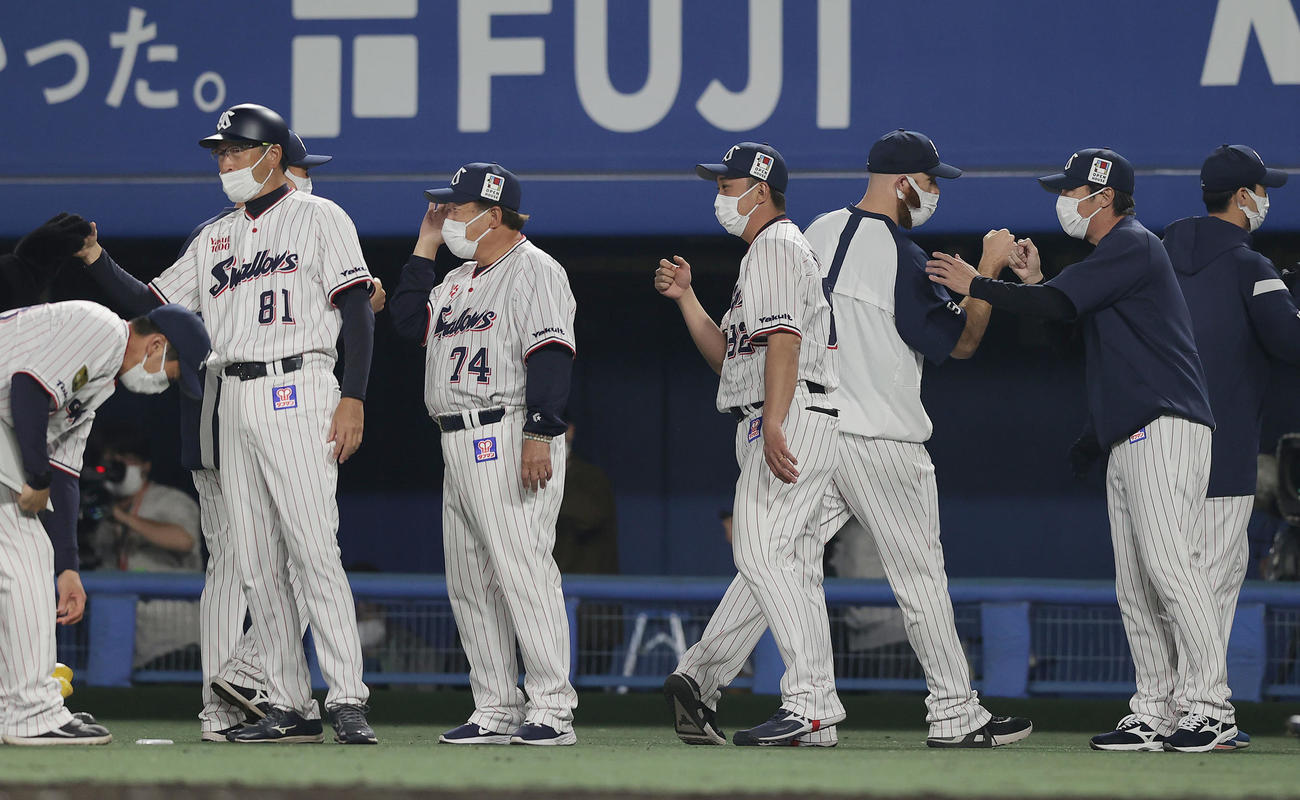 ヤクルト対広島　広島に勝利し、ナインを迎えるヤクルト高津監督（右から2人目）（撮影・前田充）