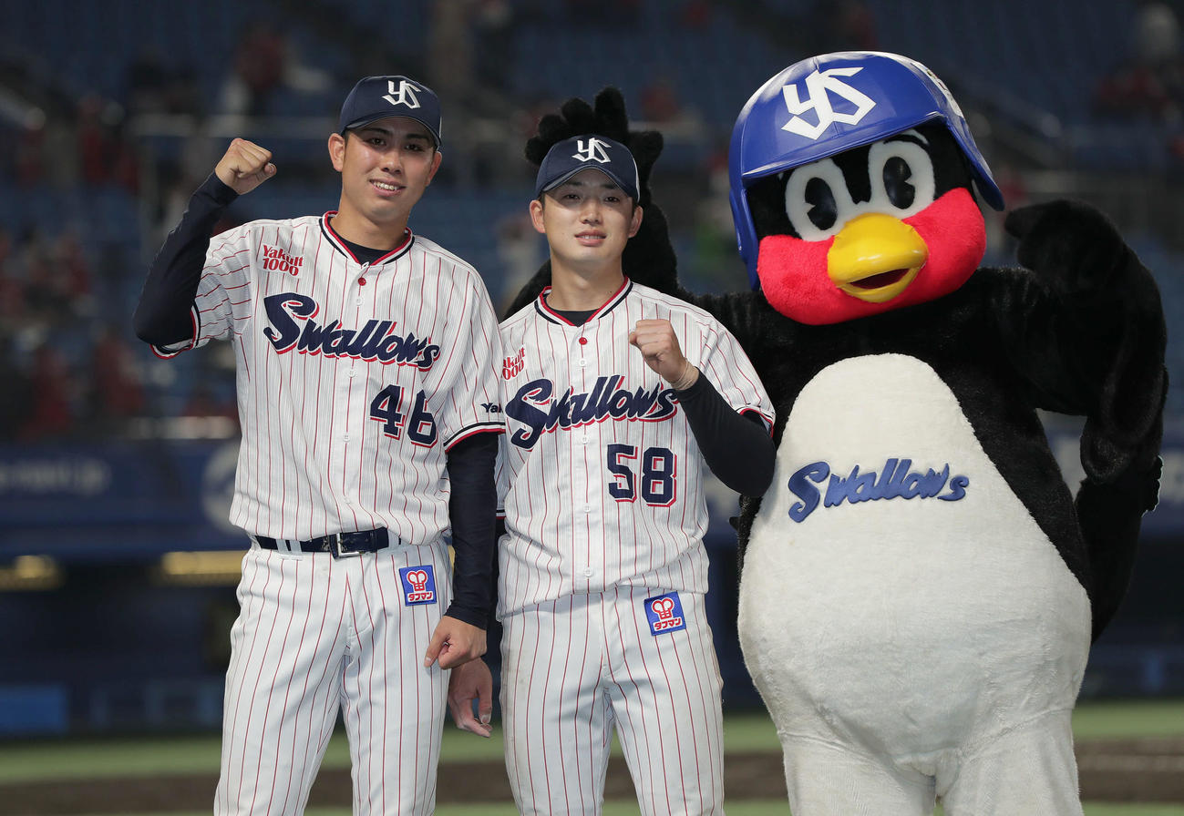 ヤクルト対広島　ヒーローインタビューを終え笑顔でガッツポーズするヤクルト太田（左）と長岡（撮影・前田充）