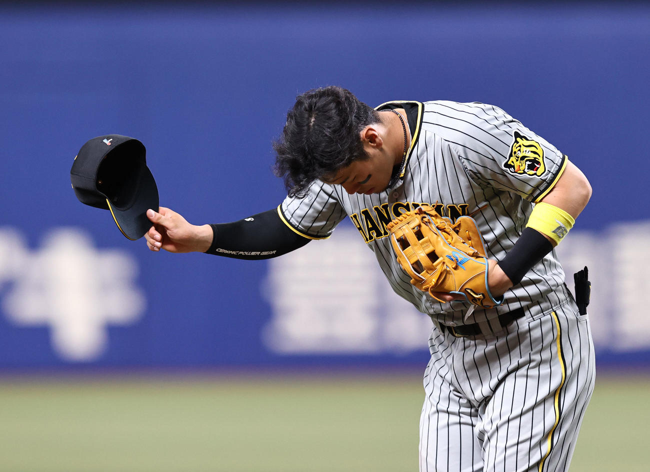 中日対阪神　6回表に本塁打を放った佐藤輝はその裏、守備位置からスタンドへあいさつする（撮影・加藤哉）