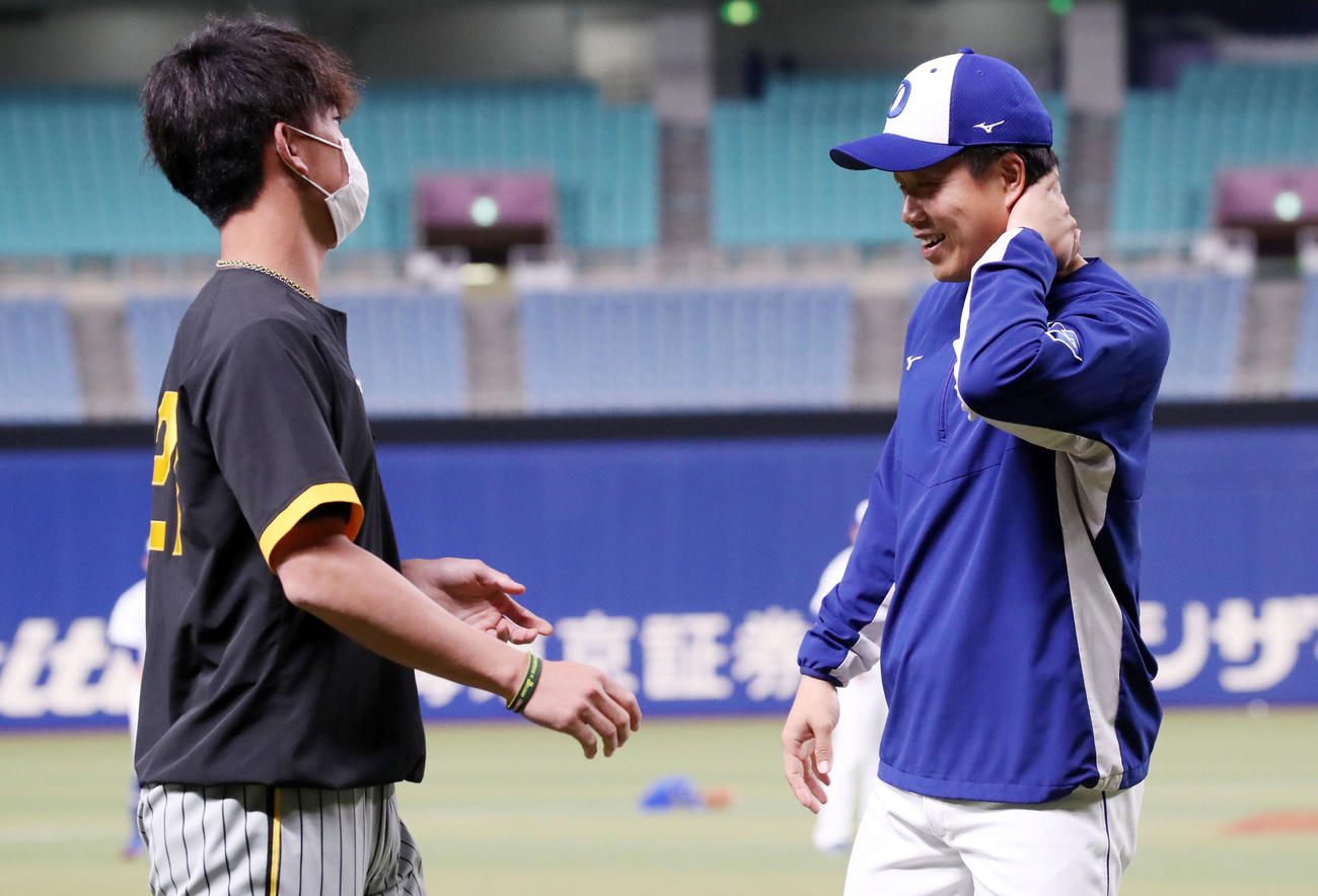 中日柳裕也（右）にあいさつする阪神伊藤将司（撮影・加藤哉）