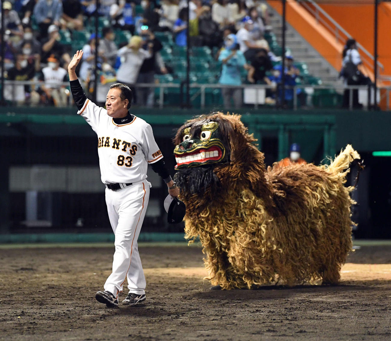 巨人対DeNA DeNAに勝利しファンに手を振る巨人原監督（撮影・たえ見朱実）