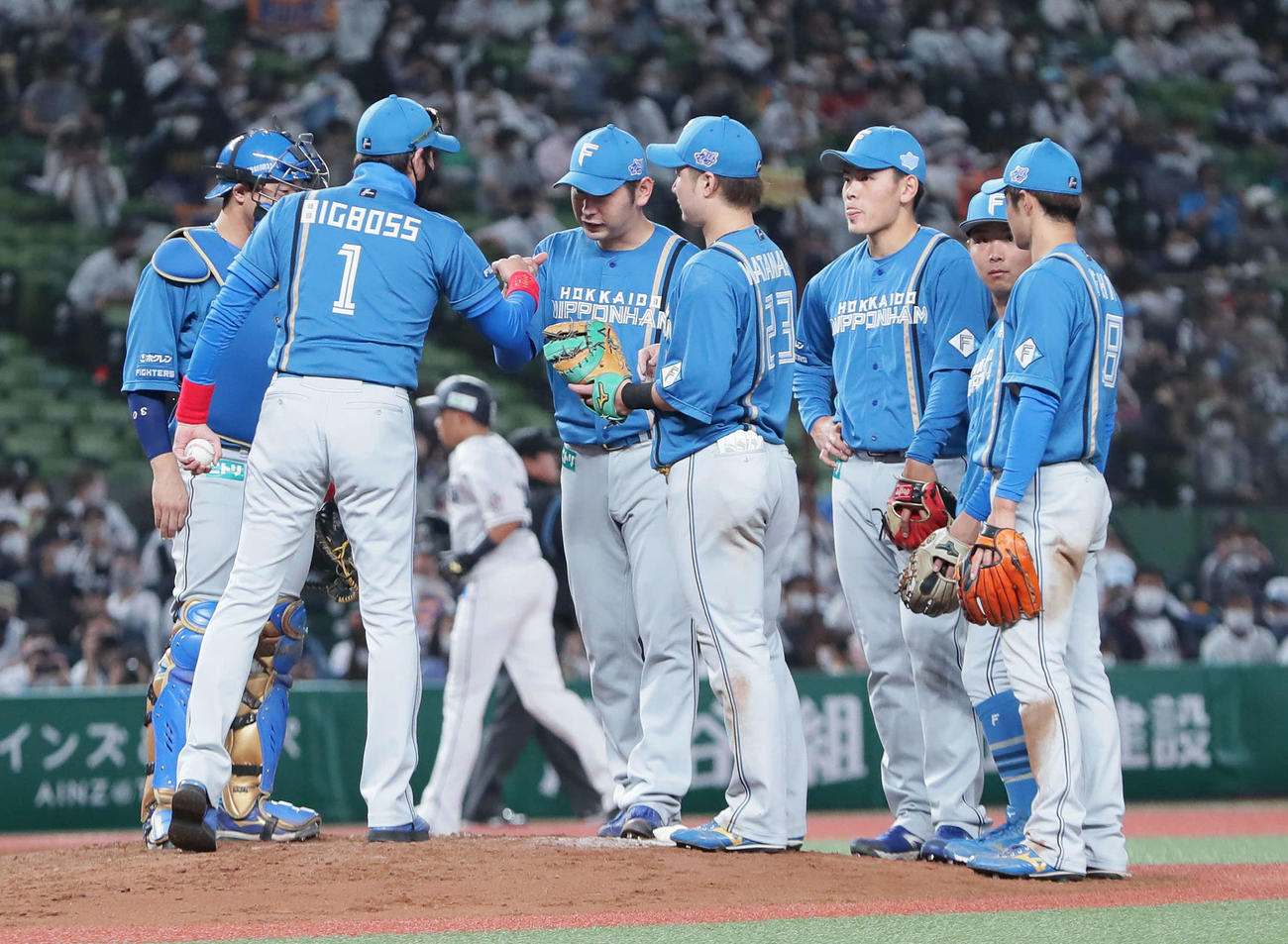 西武対日本ハム　7回途中、マウンドに向かい投手加藤（左から3人目）の交代を告げる新庄監督（同2人目）（撮影・足立雅史）
