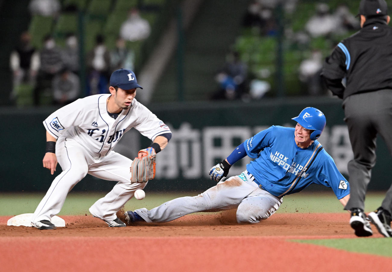 西武対日本ハム　4回表日本ハム無死一塁、二盗を決める松本（右）。左は外崎（撮影・滝沢徹郎）