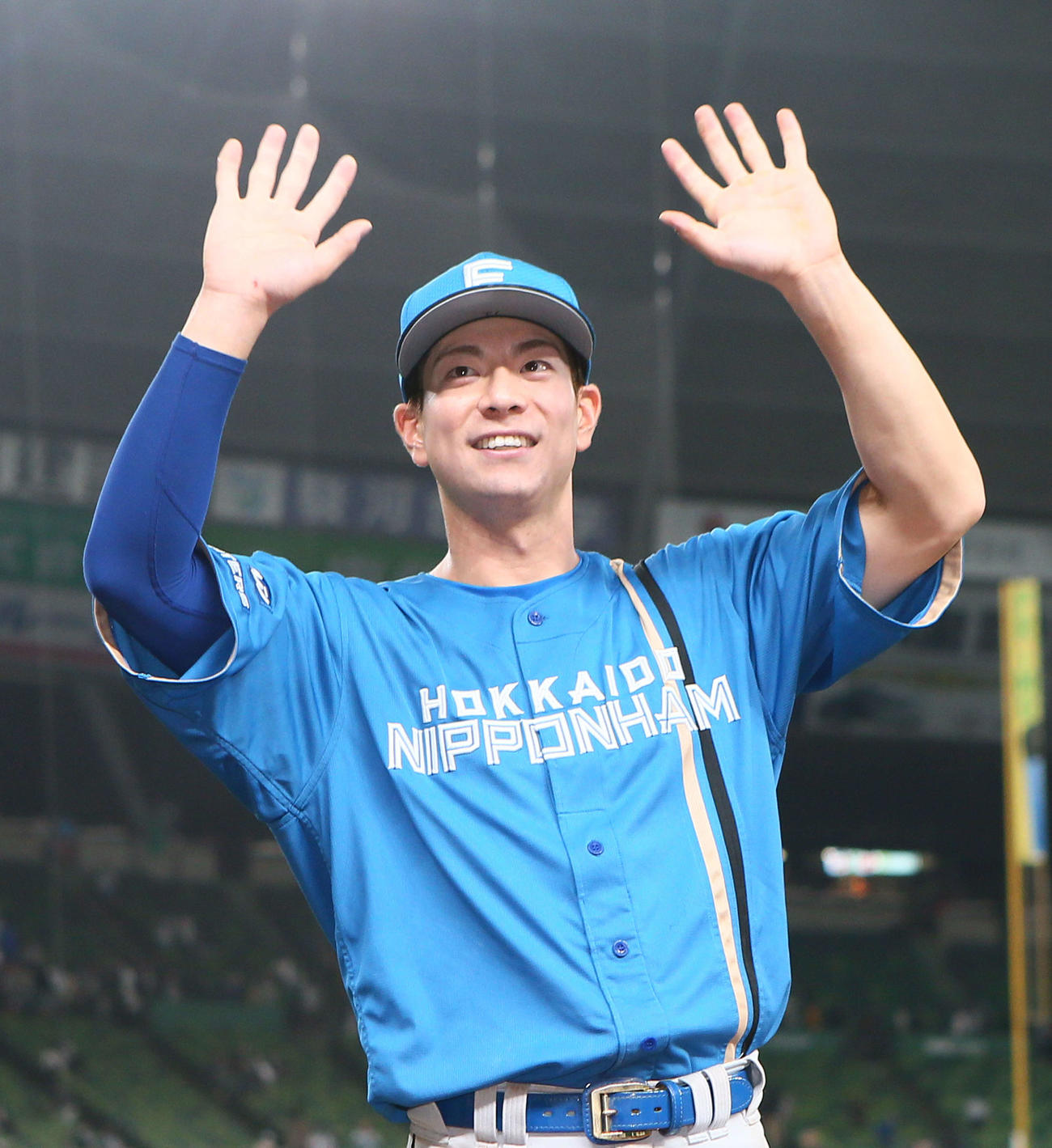 西武対日本ハム　猛打賞の活躍を見せた日本ハム松本剛は笑顔でスタンドのファンに応える（撮影・足立雅史）