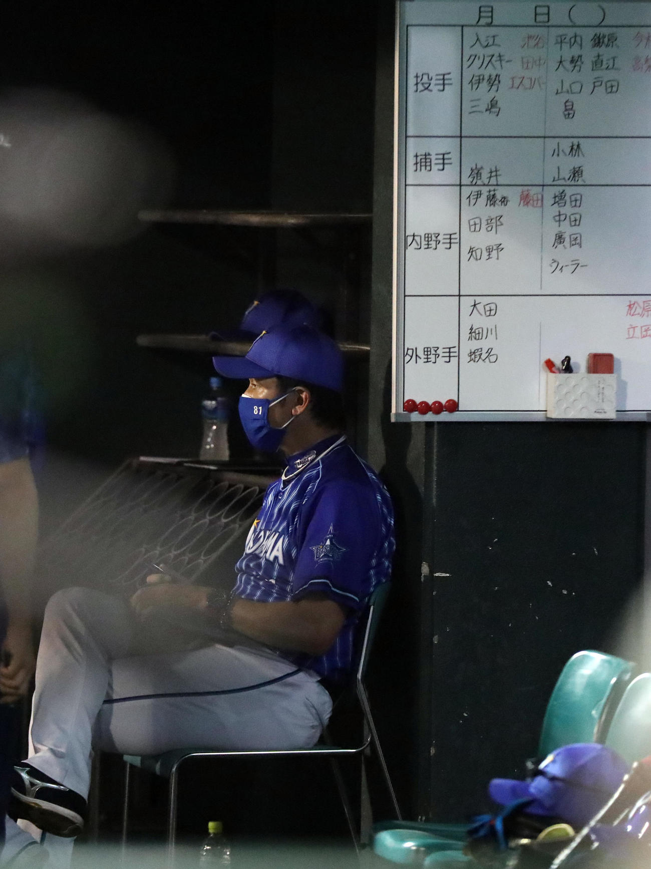 巨人対DeNA 5回裏、メンバーボードを背に静かにベンチに座る三浦監督（撮影・狩俣裕三）