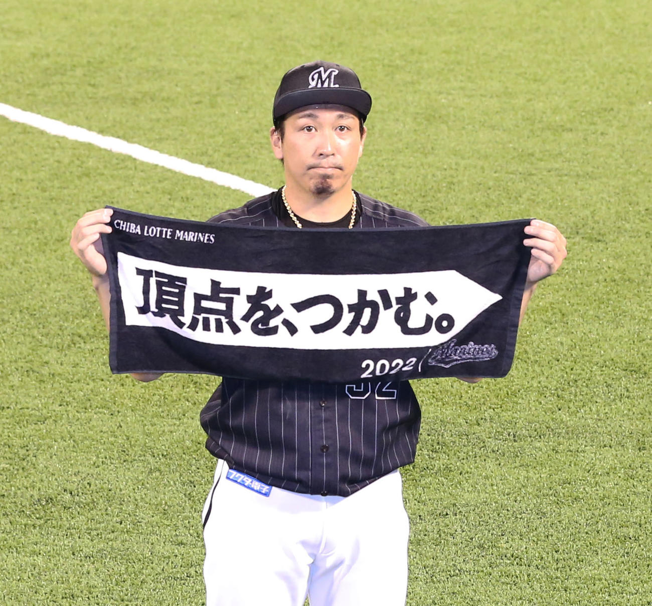 ソフトバンク対ロッテ　　ヒーローインタビューを受け、タオルを掲げる益田（撮影・屋方直哉）