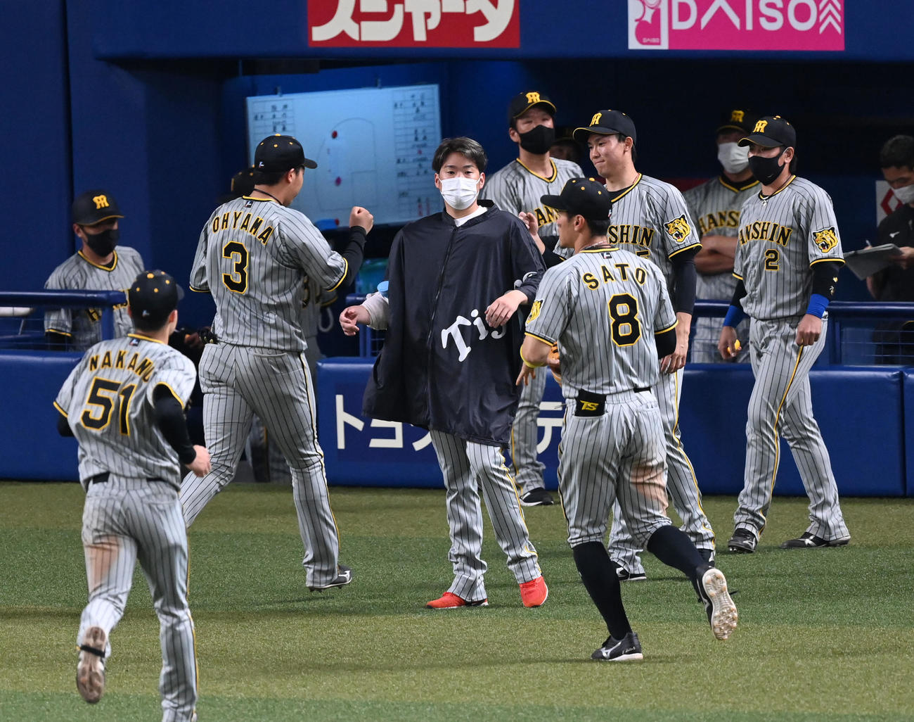 中日対阪神　8回、ナインを迎える西勇（撮影・前岡正明）