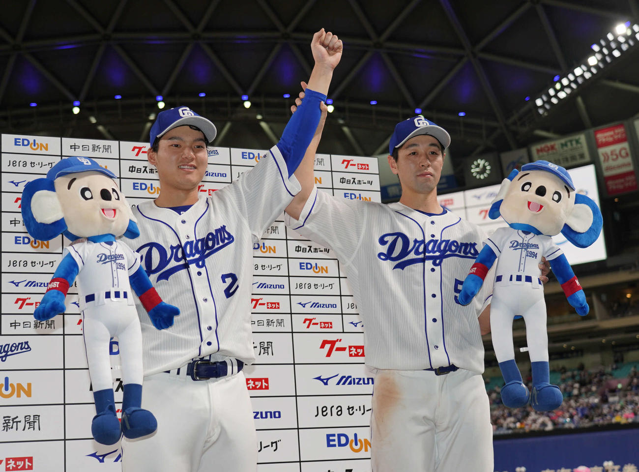 中日対阪神　お立ち台でポーズを決める石川昂（左）と阿部（撮影・森本幸一）
