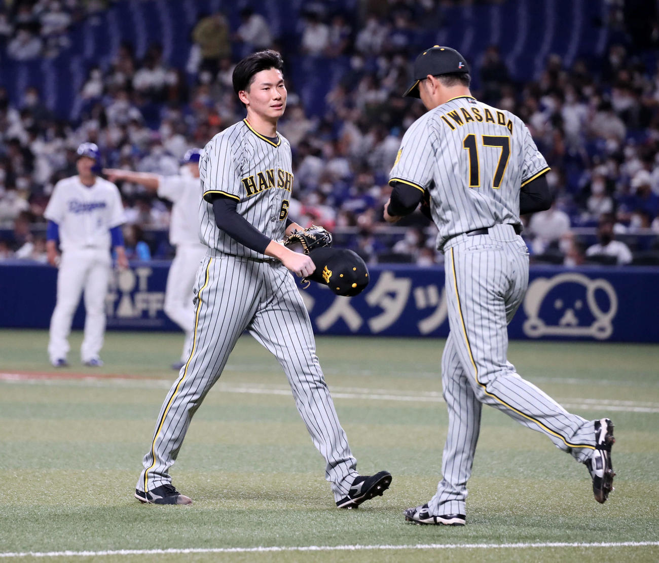 中日対阪神　8回裏中日1死一、二塁、逆転を許した湯浅（左）は岩貞と交代してベンチへ戻る（撮影・加藤哉）