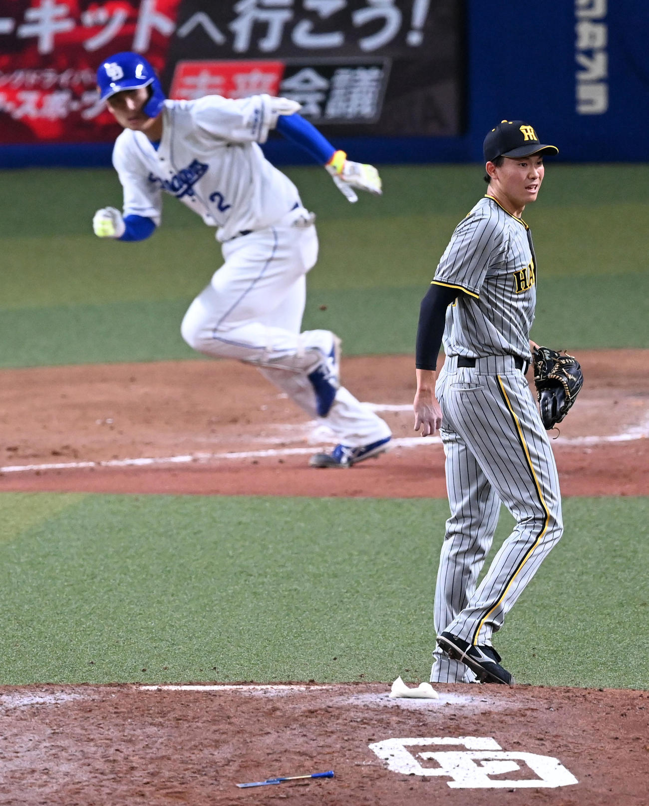 中日対阪神　8回裏中日1死一、三塁、湯浅は石川昂に左前勝ち越し適時打を浴びる（撮影・前岡正明）