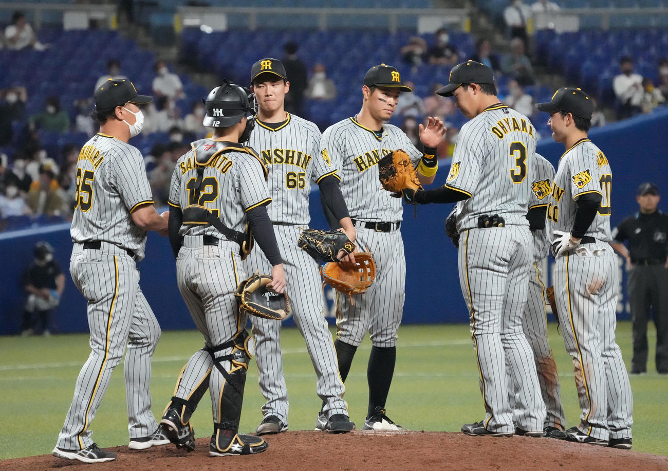 中日対阪神　8回裏中日1死一、二塁、マウンドを降りる阪神2番手の湯浅（左から3人目）（撮影・森本幸一）