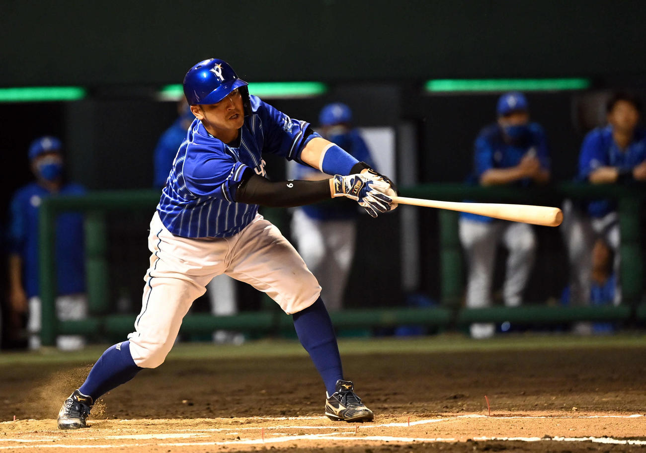 巨人対DeNA 6回表DeNA1死二、三塁、右前に適時打を放つ嶺井（撮影・たえ見朱実）