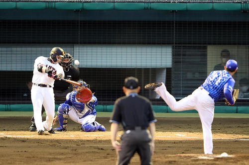 巨人対DeNA 3回裏巨人2死一、二塁、3点本塁打を放つ巨人丸。投手東（撮影・狩俣裕三）