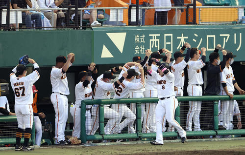 巨人対DeNA 3回裏巨人2死一、二塁、3点本塁打を放ち、丸ポーズで迎えられる巨人丸（右）（撮影・狩俣裕三）