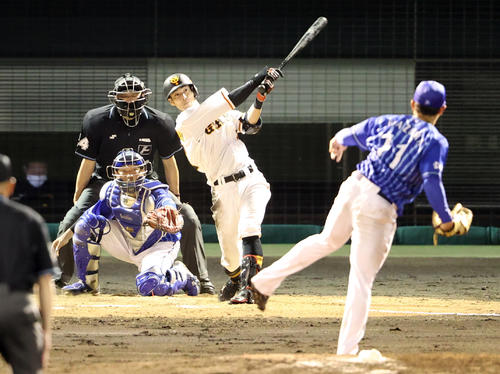 巨人対DeNA 4回裏巨人2死一、二塁、適時打を放つ巨人若林。投手東（撮影・狩俣裕三）
