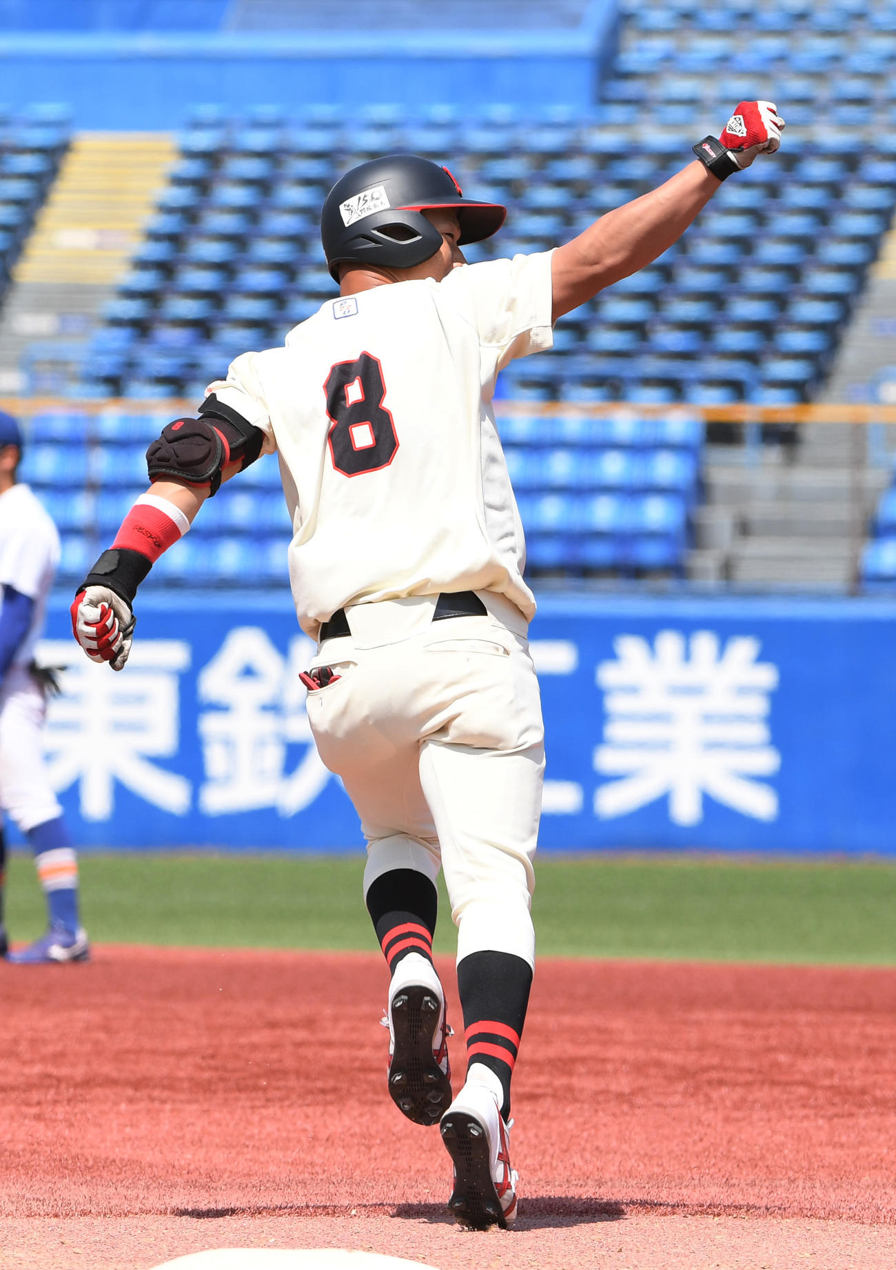 駒大対日大　9回裏日大2死一、二塁、中尾勇は左越えにサヨナラ本塁打を放ちガッツポーズする（撮影・柴田隆二）