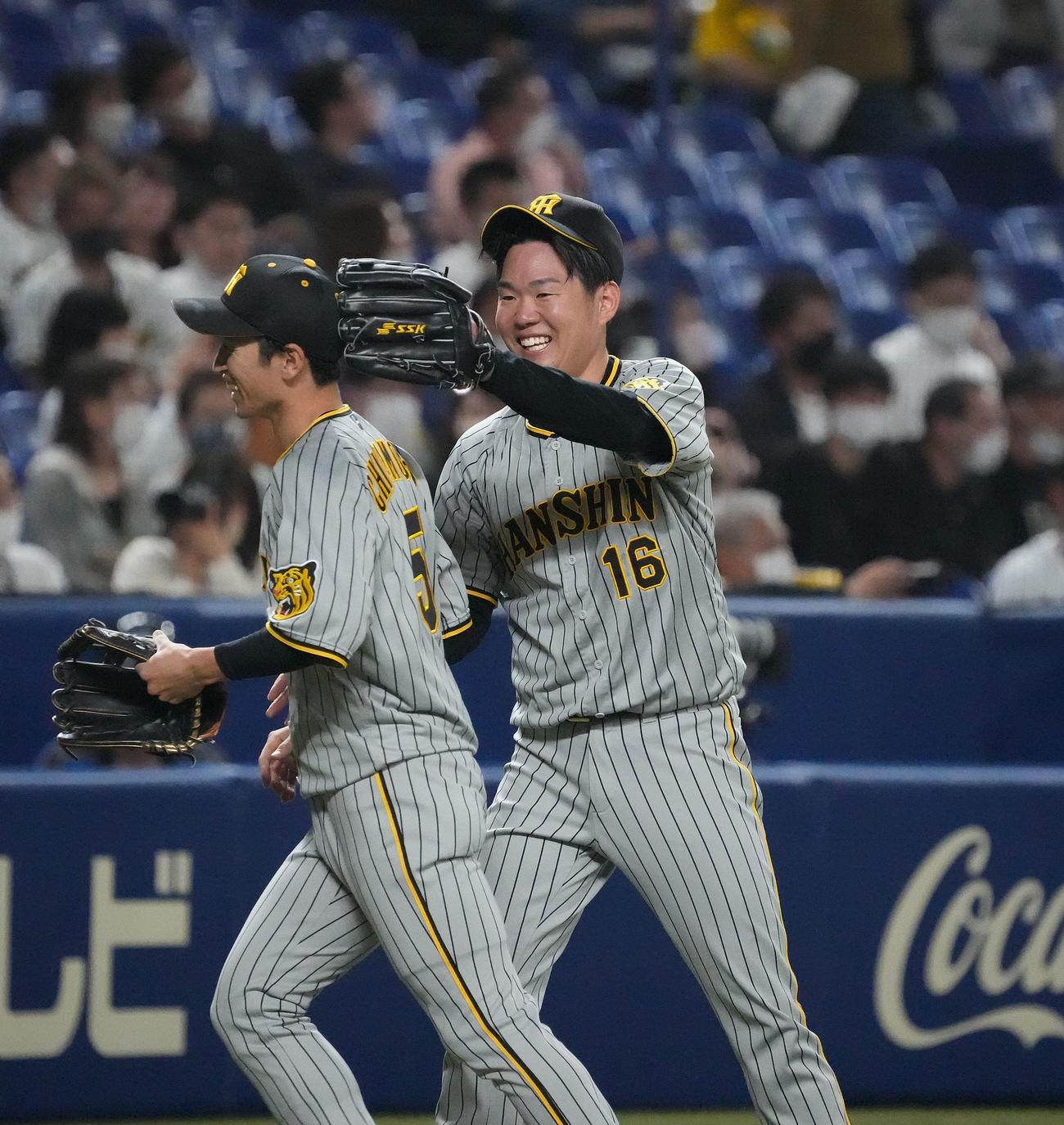 中日対阪神　3回裏中日2死一、二塁、ビシエドの打球を好捕した近本（左）を笑顔で迎える西勇（右）（撮影・森本幸一）