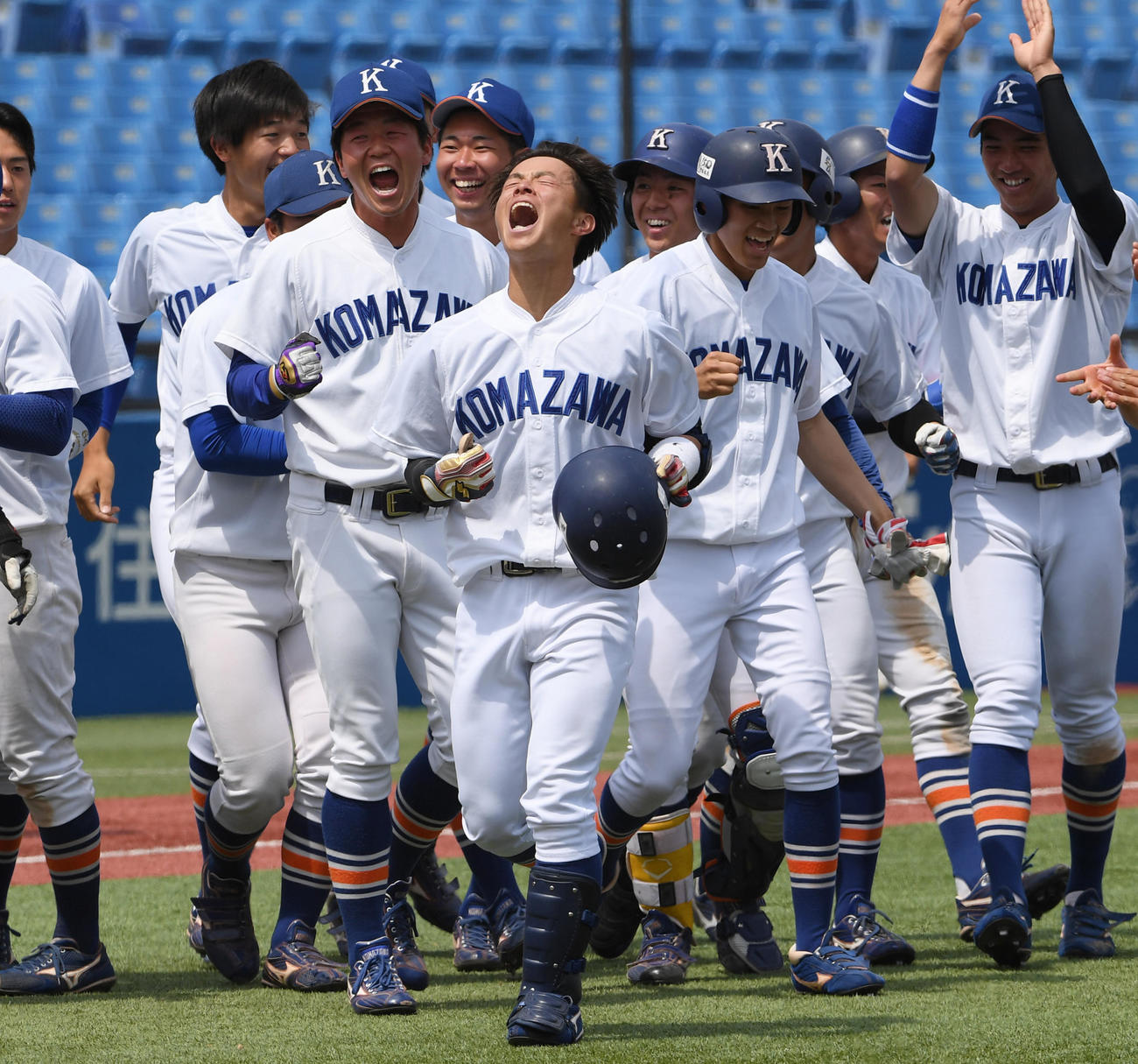 日大対駒大　9回裏駒大1死二、三塁、角田（中央）は左中間に逆転サヨナラ二塁打を放ち喜ぶ（撮影・柴田隆二）