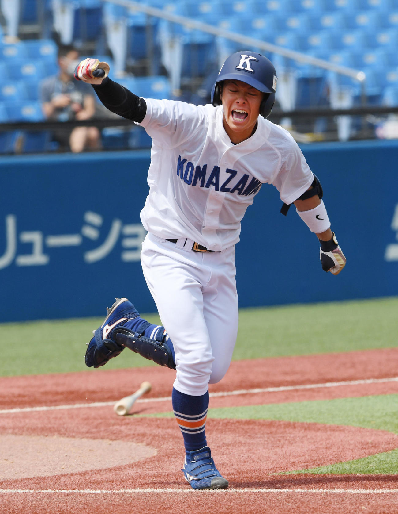 日大対駒大　9回裏駒大1死二、三塁、角田は左中間に逆転サヨナラ二塁打を放ちガッツポーズする（撮影・柴田隆二）