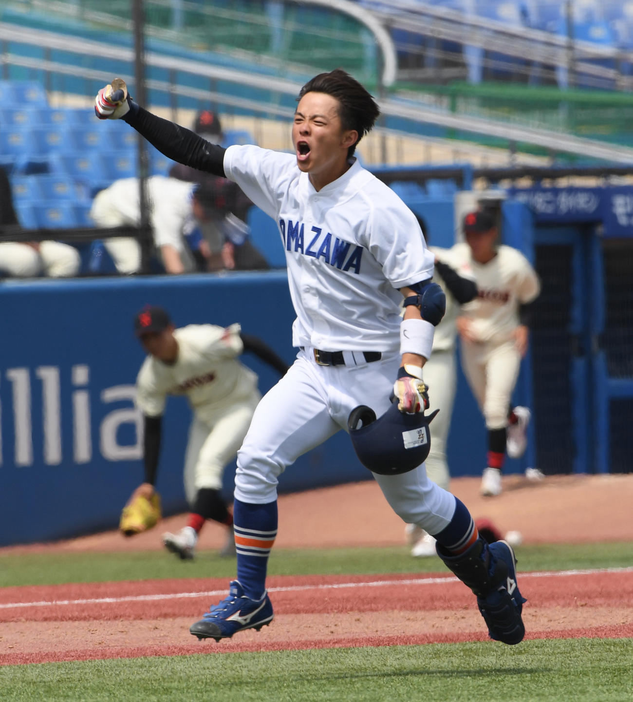 日大対駒大　9回裏駒大1死二、三塁、角田は左中間に逆転サヨナラ二塁打を放ちガッツポーズする（撮影・柴田隆二）
