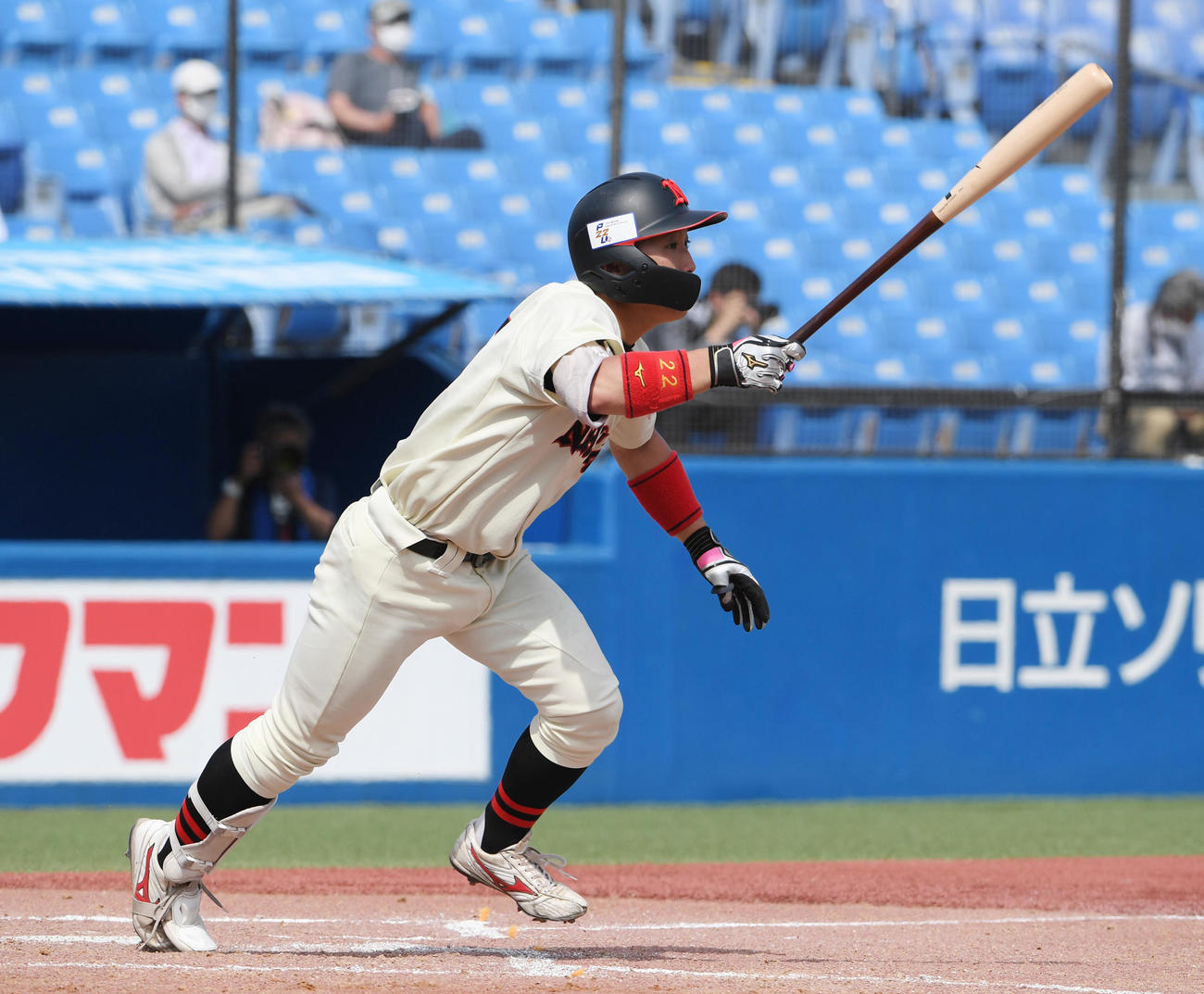 日大対駒大　2回表日大2死二塁、友田は右前に適時打を放つ（撮影・柴田隆二）