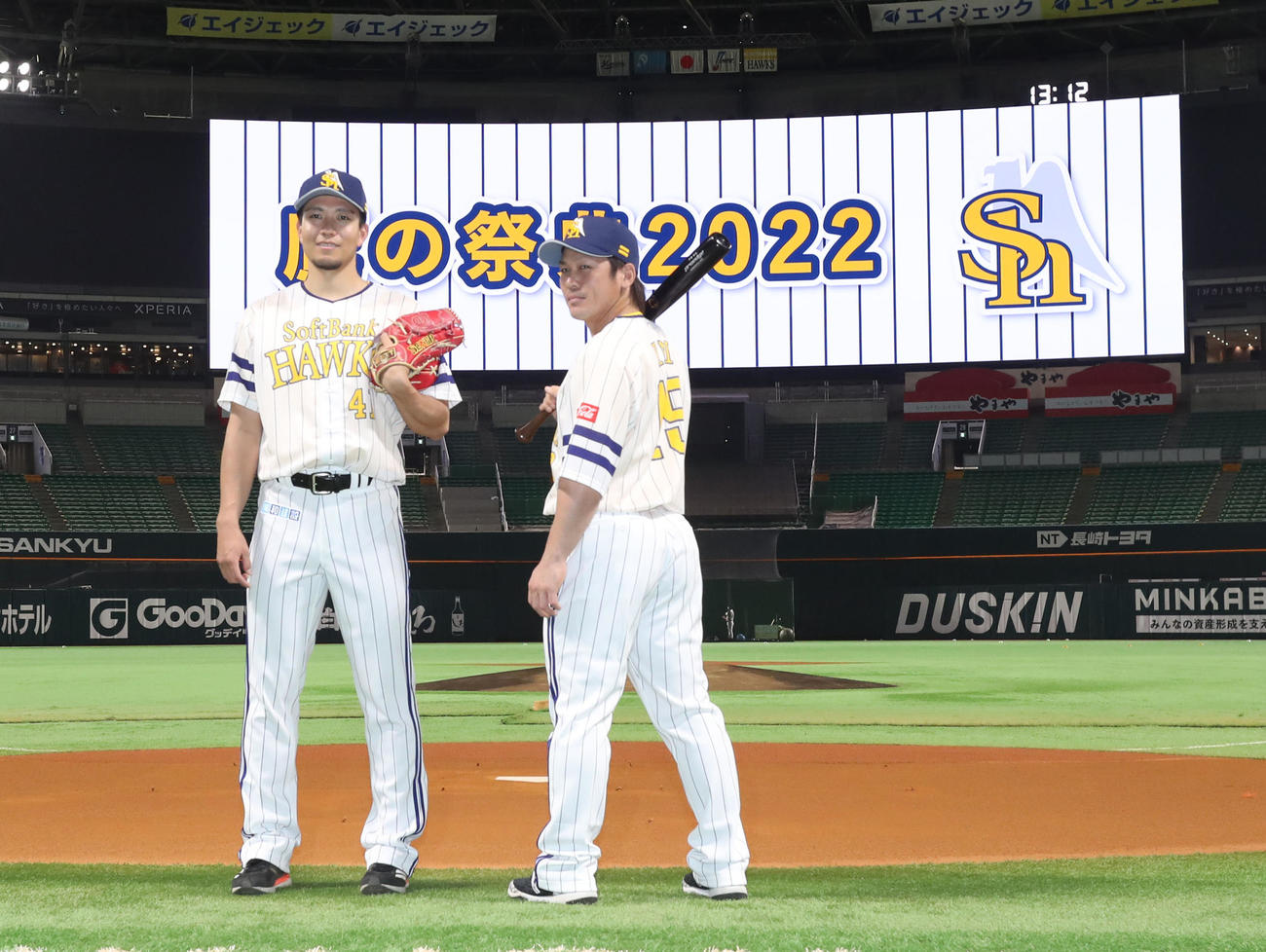 鷹の祭典のユニホームを披露する千賀（左）と甲斐（撮影・屋方直哉）