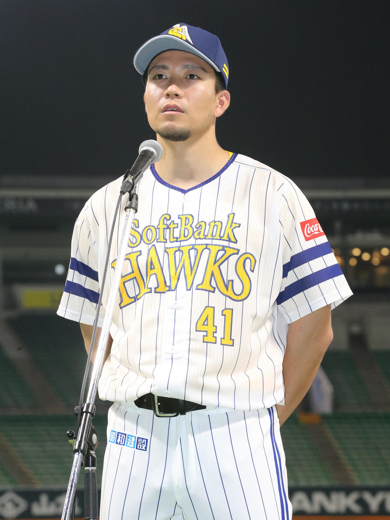 鷹の祭典のユニホームを披露する千賀（撮影・屋方直哉）