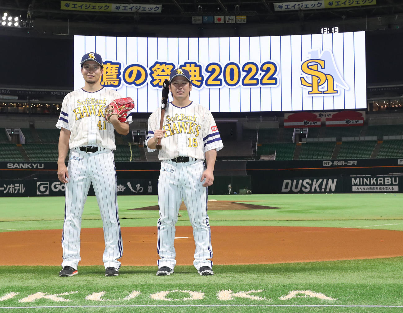 鷹の祭典のユニホームを披露する千賀（左）と甲斐（撮影・屋方直哉）