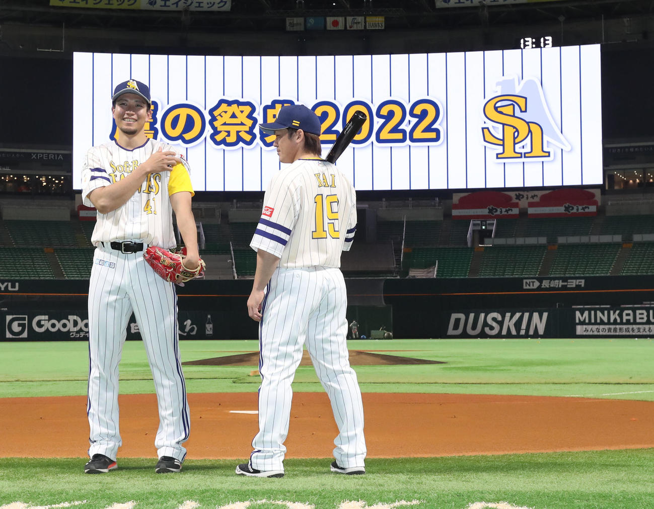 鷹の祭典のユニホームを披露する千賀（左）と甲斐（撮影・屋方直哉）