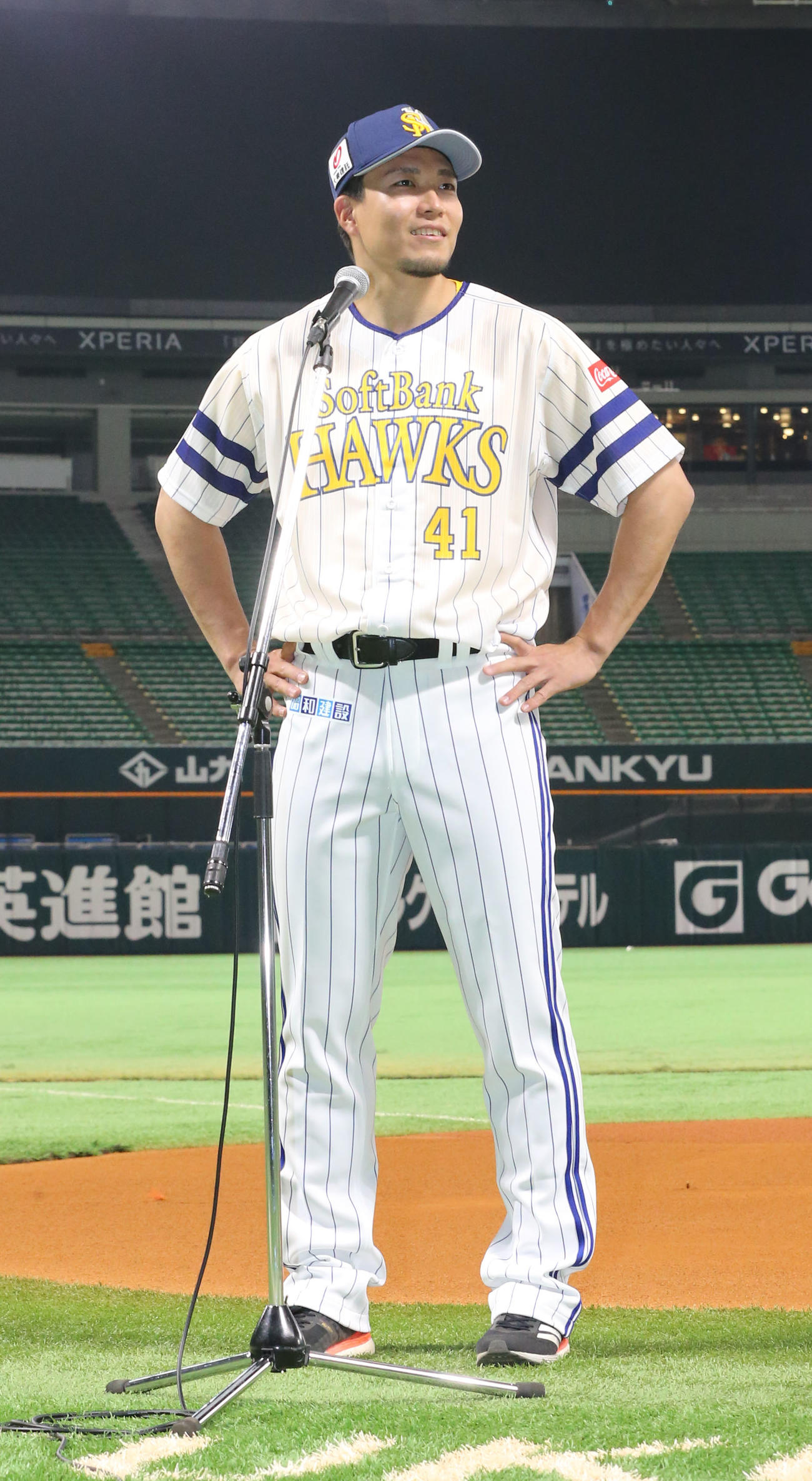 鷹の祭典のユニホームを披露する千賀（撮影・屋方直哉）