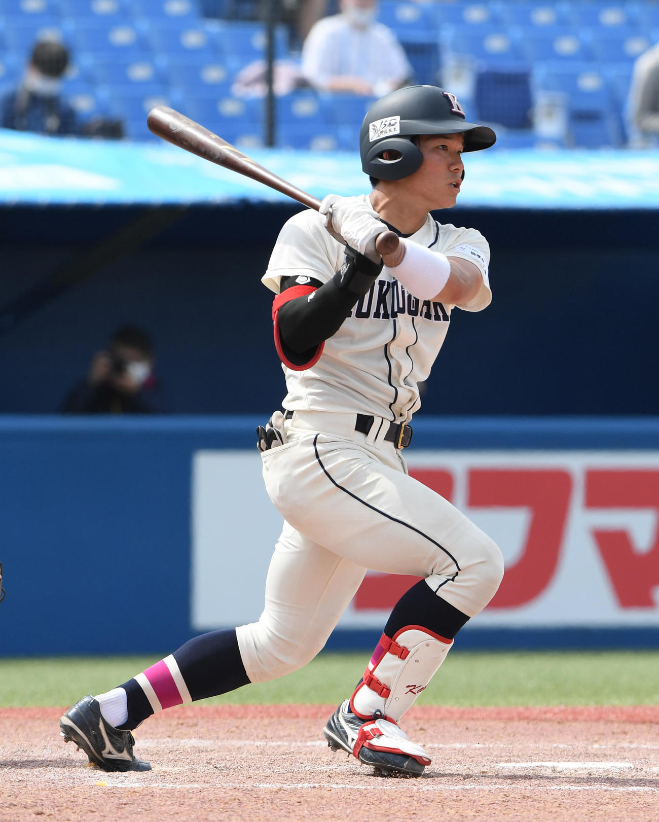 亜大対国学院大　5回裏国学院大1死二、三塁、神里は右翼線に適時二塁打を放つ（撮影・柴田隆二）