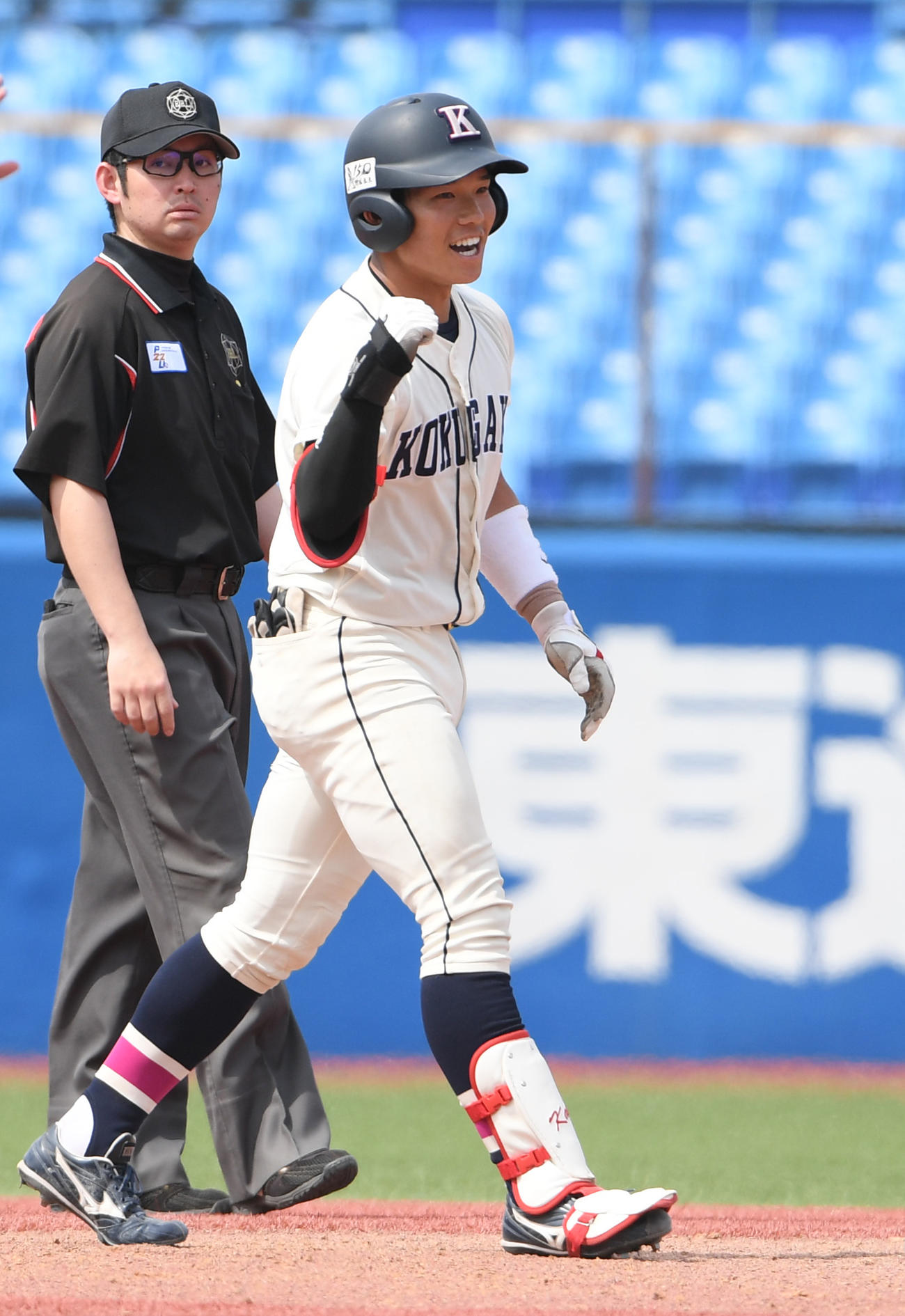 亜大対国学院大　5回裏国学院大1死二、三塁、神里は右翼線に適時二塁打を放ちガッツポーズする（撮影・柴田隆二）