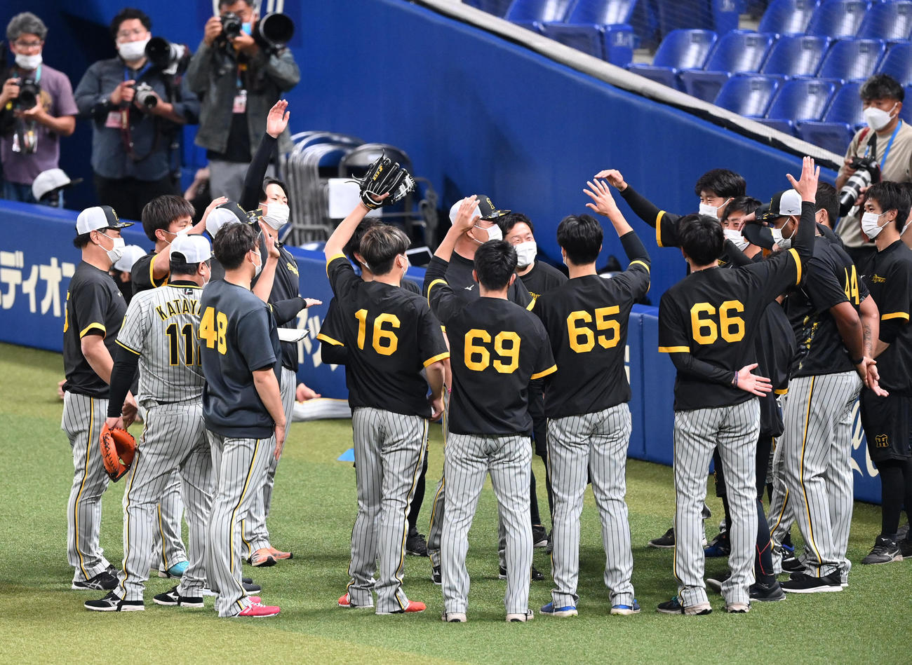 中日対阪神　試合前、ミーティングを行う阪神投手陣（撮影・前岡正明）