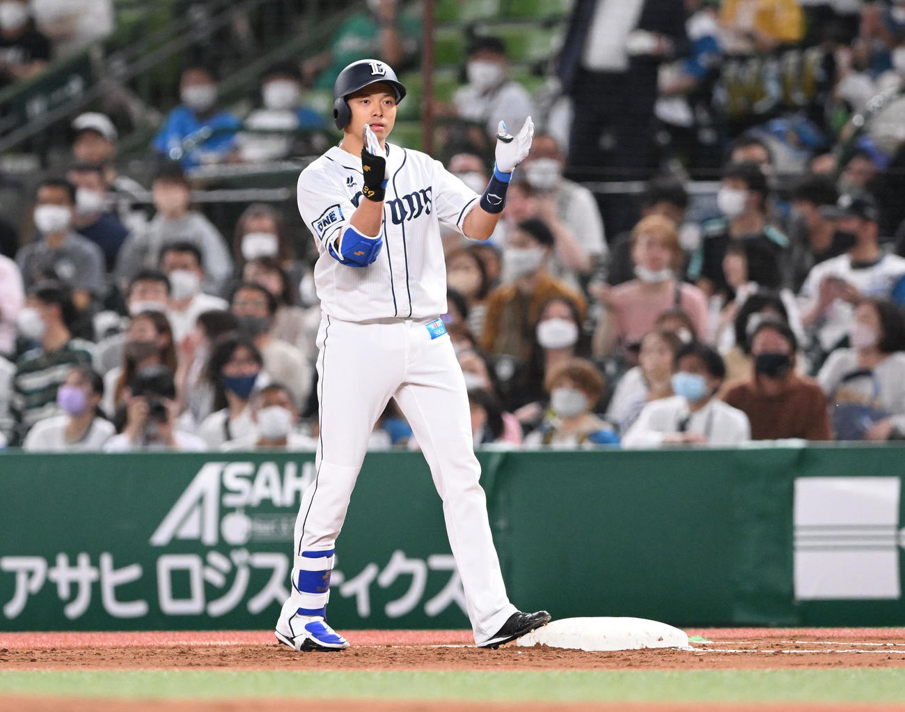 西武対日本ハム　1回裏西武1死二塁、右前適時打を放った呉は手をたたいて喜ぶ（撮影・滝沢徹郎）