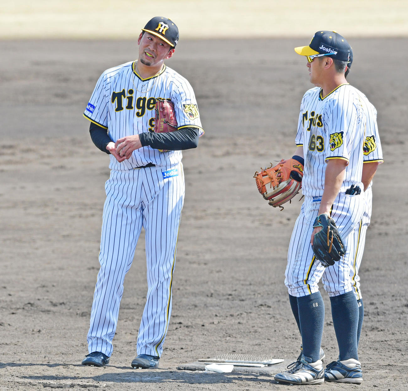 阪神対中日　6回表中日1死満塁、6回から登板も味方の失策もありアウトを1つしか奪えず降板となる阪神渡辺（左）（撮影・清水貴仁）