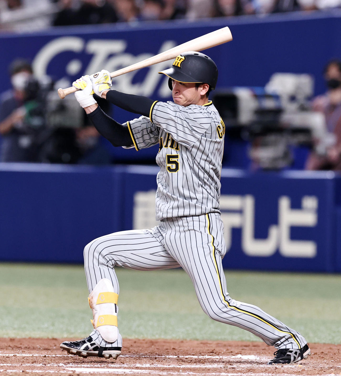 中日対阪神　3回表阪神2死、近本は左前打を放つ（撮影・加藤哉）