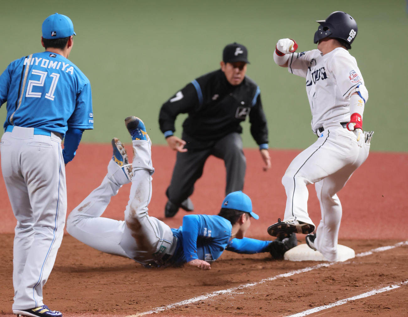 西武対日本ハム　5回裏西武1死、岸（右）の打球で一塁ベースカバーに入った吉田（中央）は直接ベースにタッチしアウトとする（撮影・足立雅史）