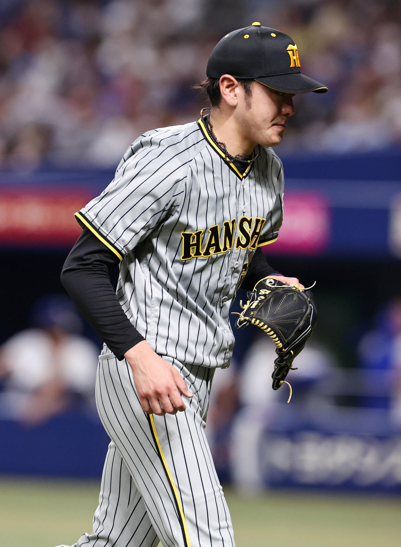 中日対阪神　5回裏中日2死二塁、降板する小川はベンチへ向かう（撮影・加藤哉）