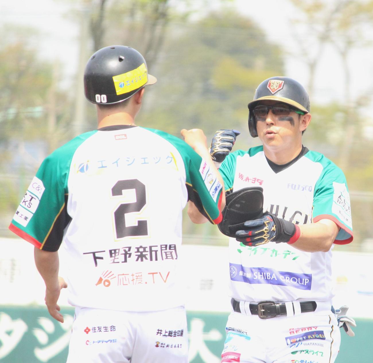 BC・栃木対BC・埼玉　1回表BC・栃木「1番・指名打者」でスタメン出場し左前打を放った川崎（右）（撮影・保坂恭子）